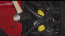 Ferrari 458 Italia presa a martellate
