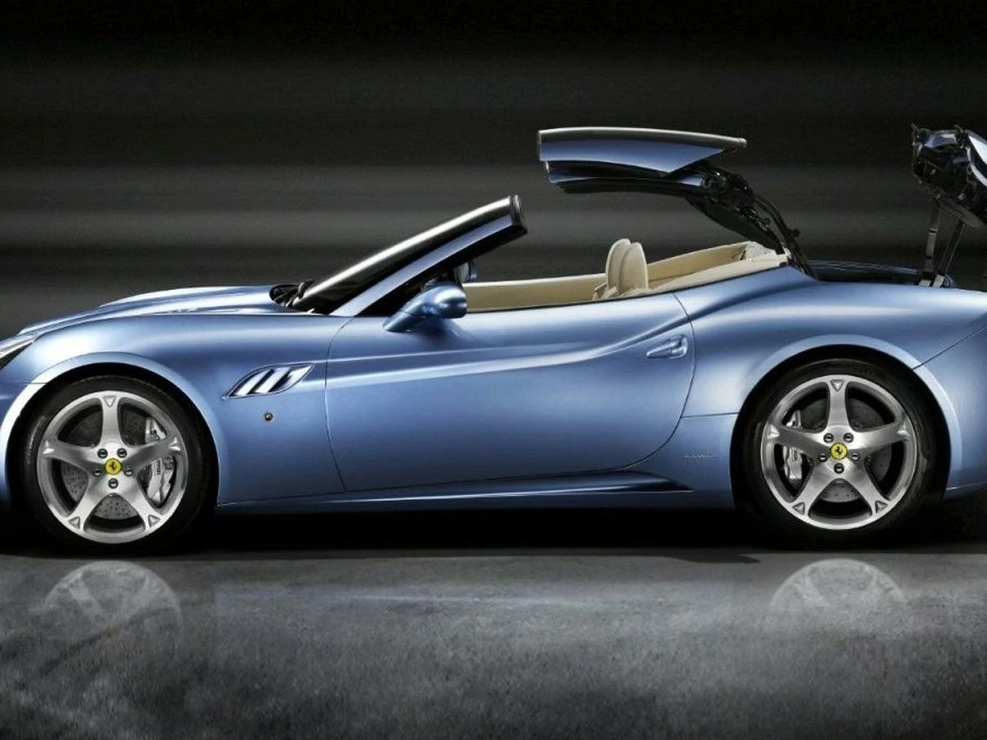 New Images Of Ferrari California Appear With Top Up