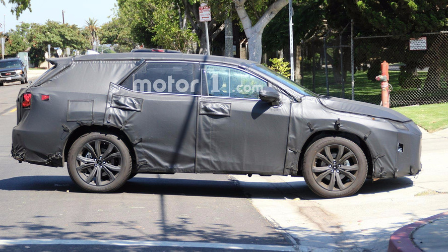 Üç sıra koltuklu Lexus RX casus fotoğrafları