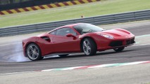 Ferrari'nin çift turbolu V8'i ödülleri silip süpürdü