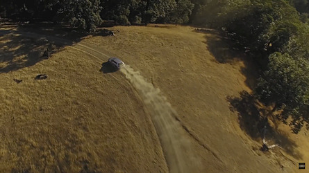 Yeni Audi Q5 teaser'ında adaptif havalı süspansiyon sistemi görülüyor