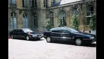 Verlängerter Citroën XM (links) in Diensten von Jacques Chirac. Der XM war Nachfolger des CX, und damit auch natürlicher Nachfolger als Präsidentenlimousine.