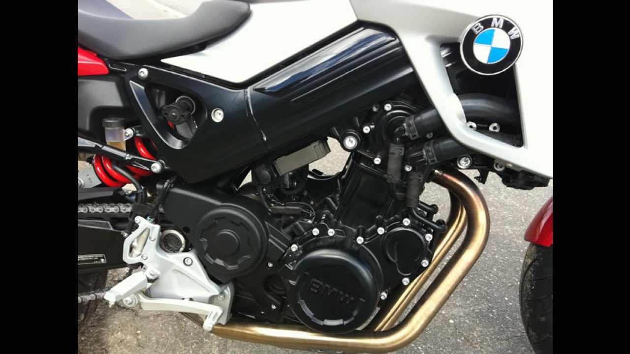 Avaliação: BMW F800R - Deitando com a pelada alemã