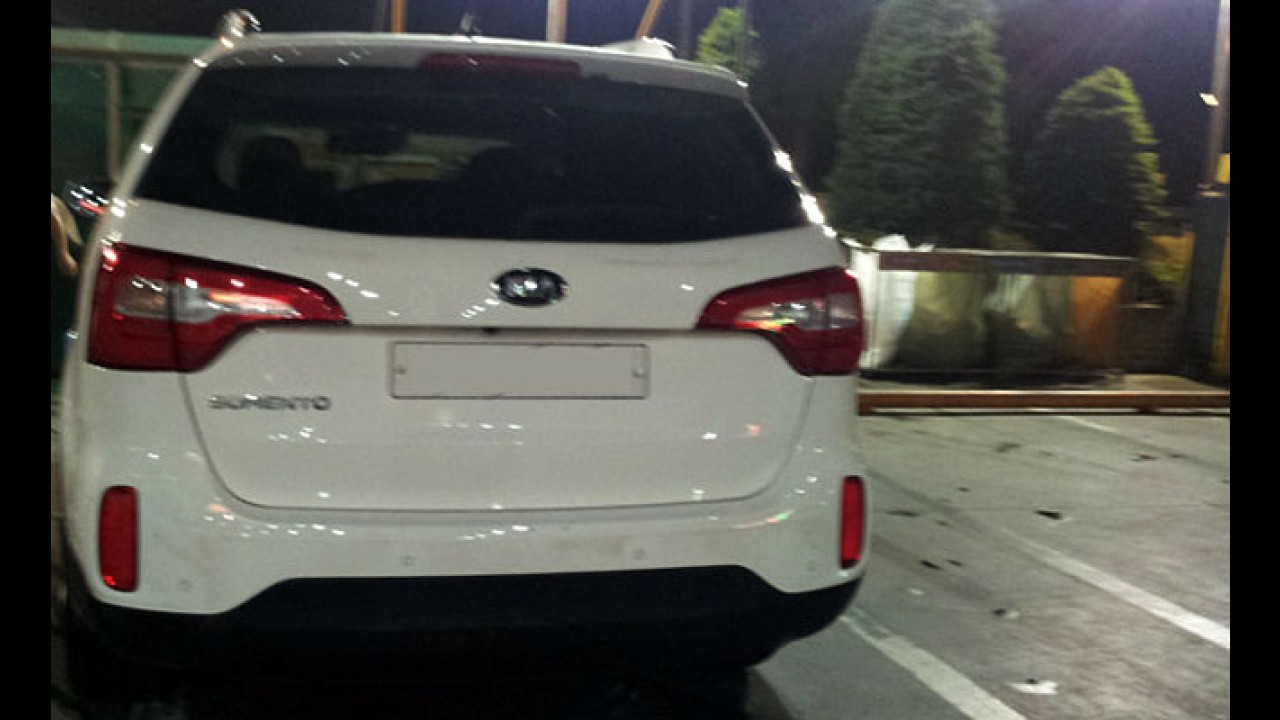 Flagra: Kia Sorento reestilizado é visto totalmente sem camuflagem na Coreia do Sul