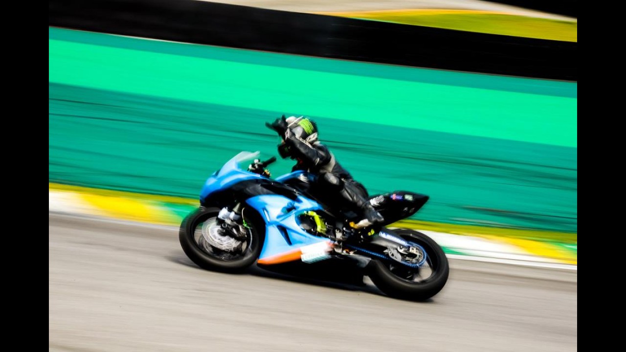Piloto CARPLACE: André Verissimo chega em segundo na SuperBike
