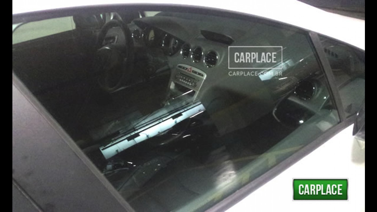 Novo Peugeot 308 é flagrado em shopping em SP - Fotos revelam acabamento interno