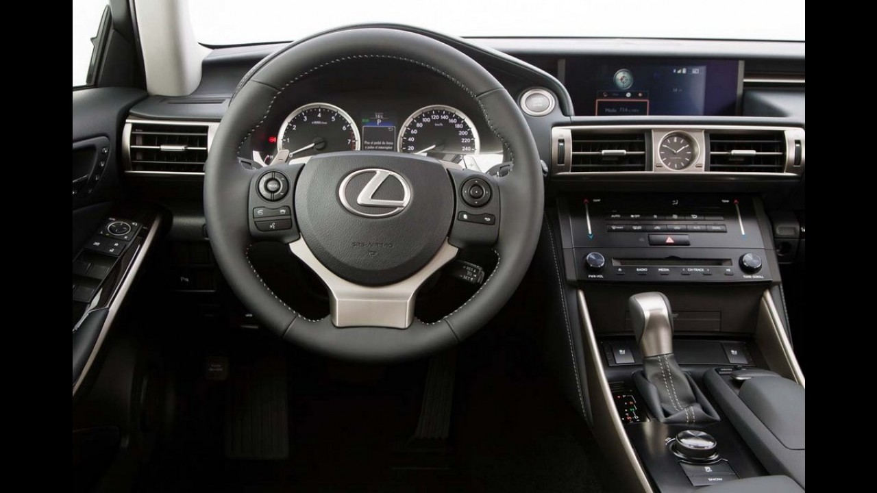 Lexus traz a nova geração do IS 250 para o Brasil por R$ 175 mil