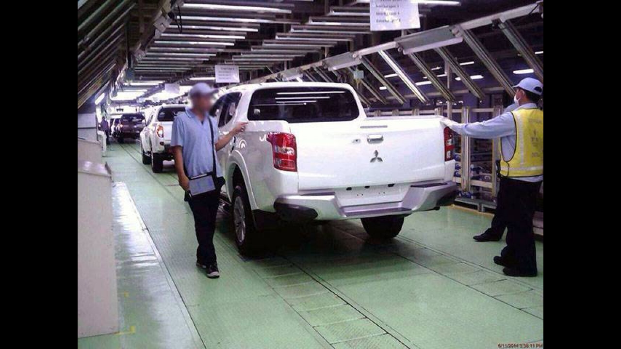 Segredo: nova Mitsubishi L200 é flagrada sem disfarces em linha de montagem