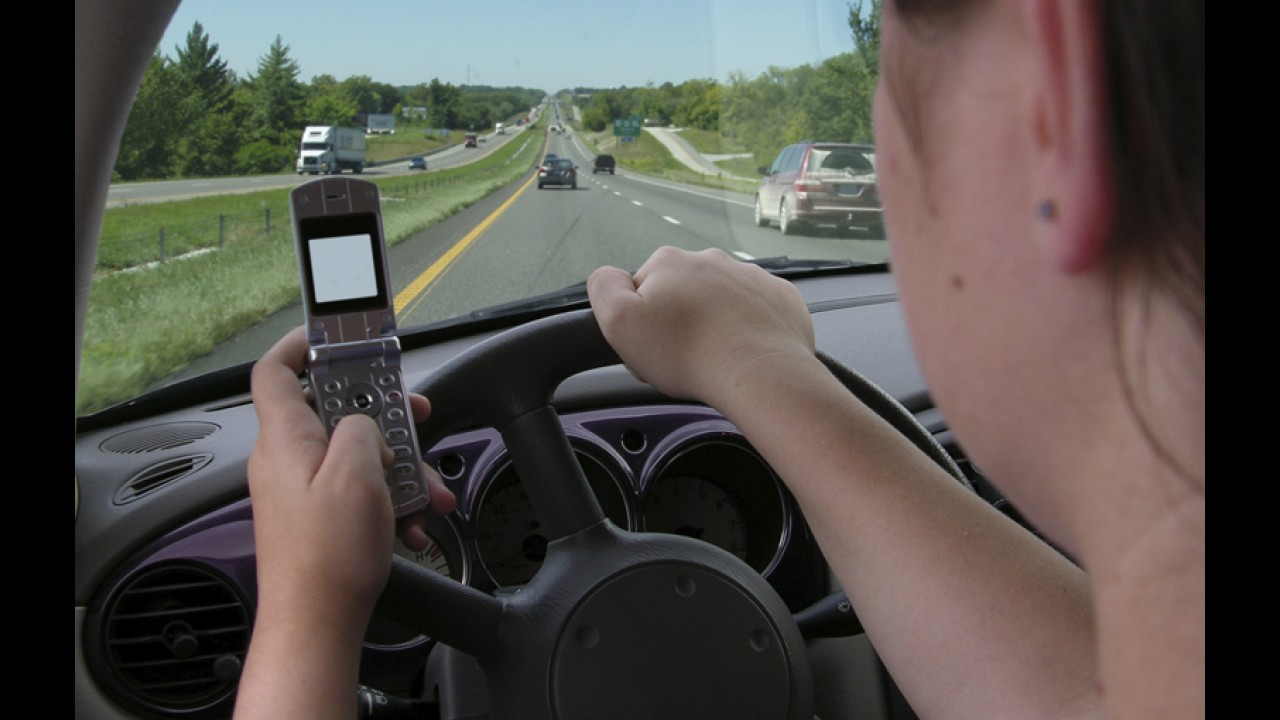 Tolerância zero: ler mensagens de texto ao volante pode render até prisão na Irlanda