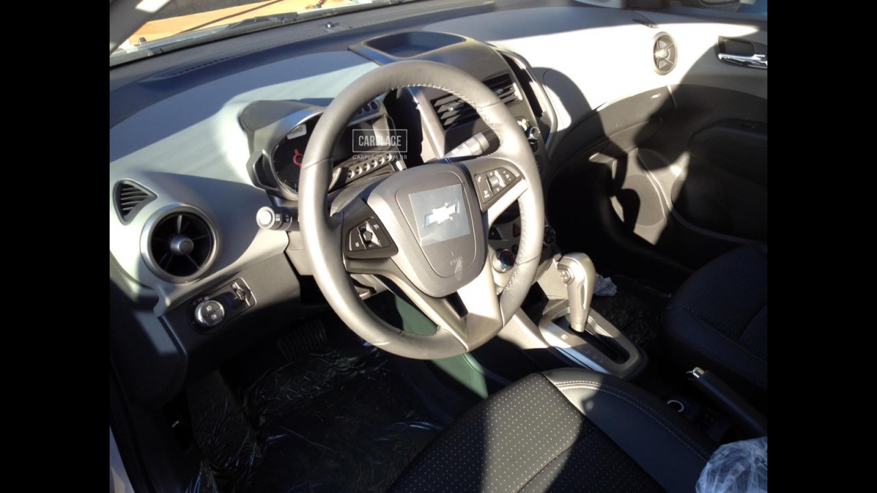 Leitor flagra Novo Chevrolet Sonic LTZ sem camuflagem - Veja o acabamento interno