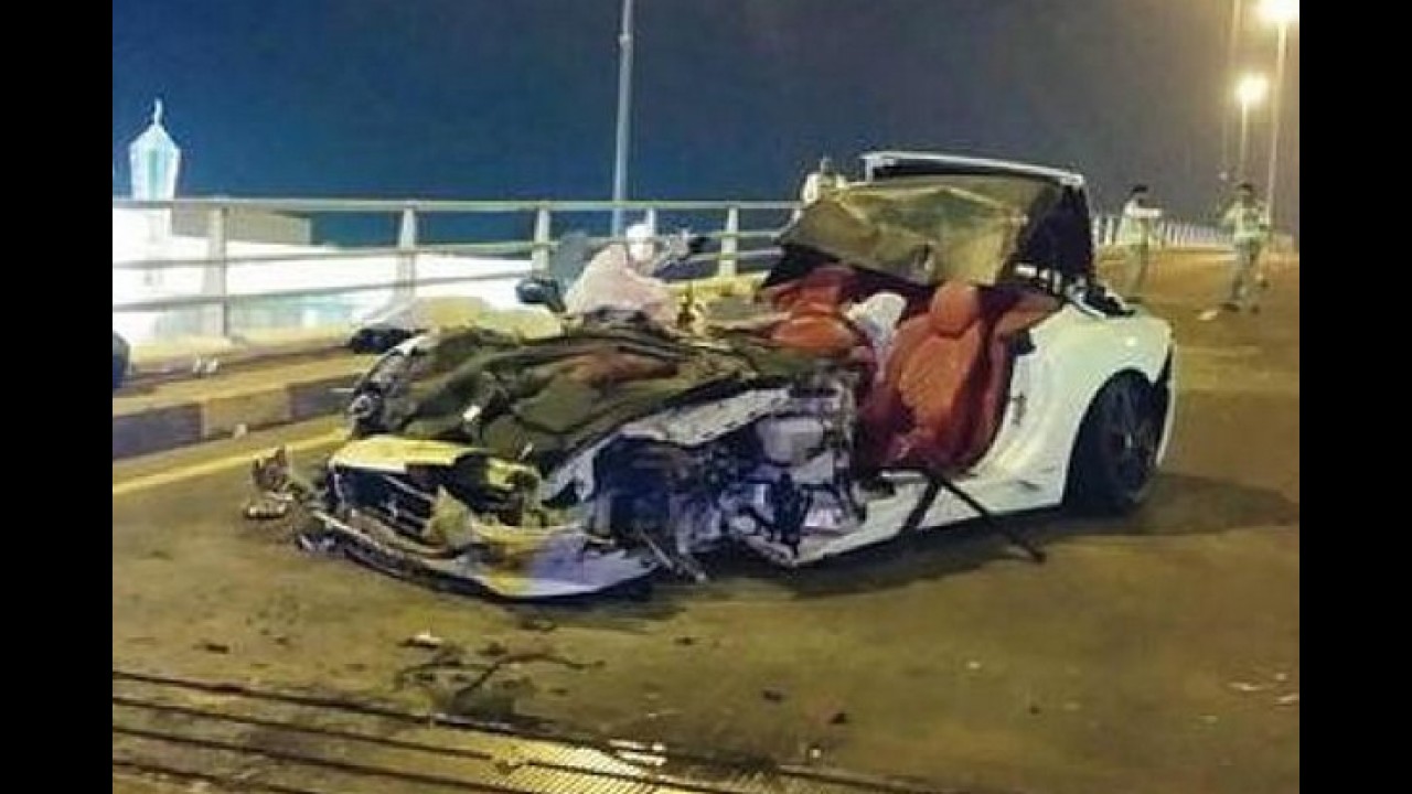 Motorista de Ferrari teve muita sorte ao escapar com vida deste acidente