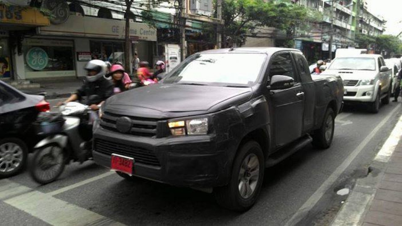 Flagra: novo Toyota SW4 já roda com menos camuflagem