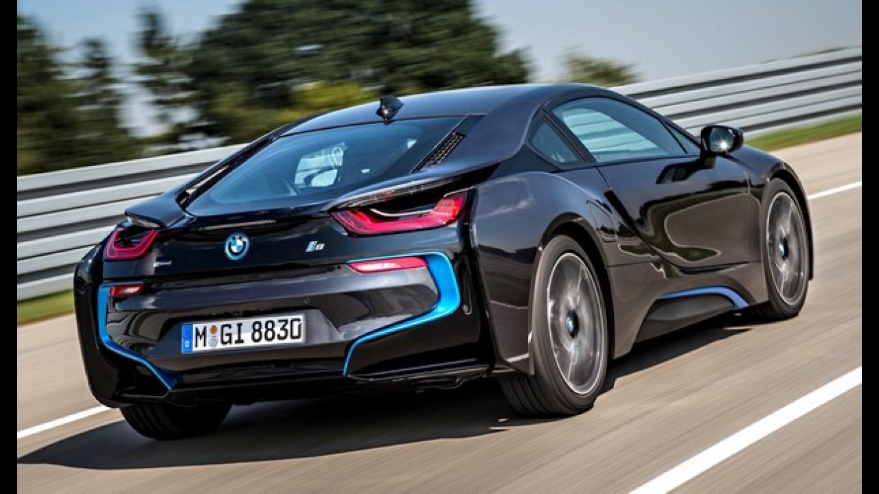BMW i8 fica destruído após acidente em teste de rodagem