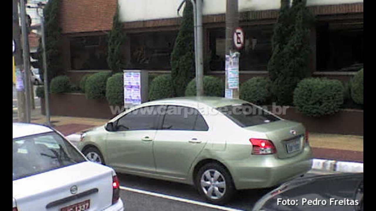 Segredo: Leitores flagram Toyota Yaris nas versões hatch e sedan rodando no Brasil