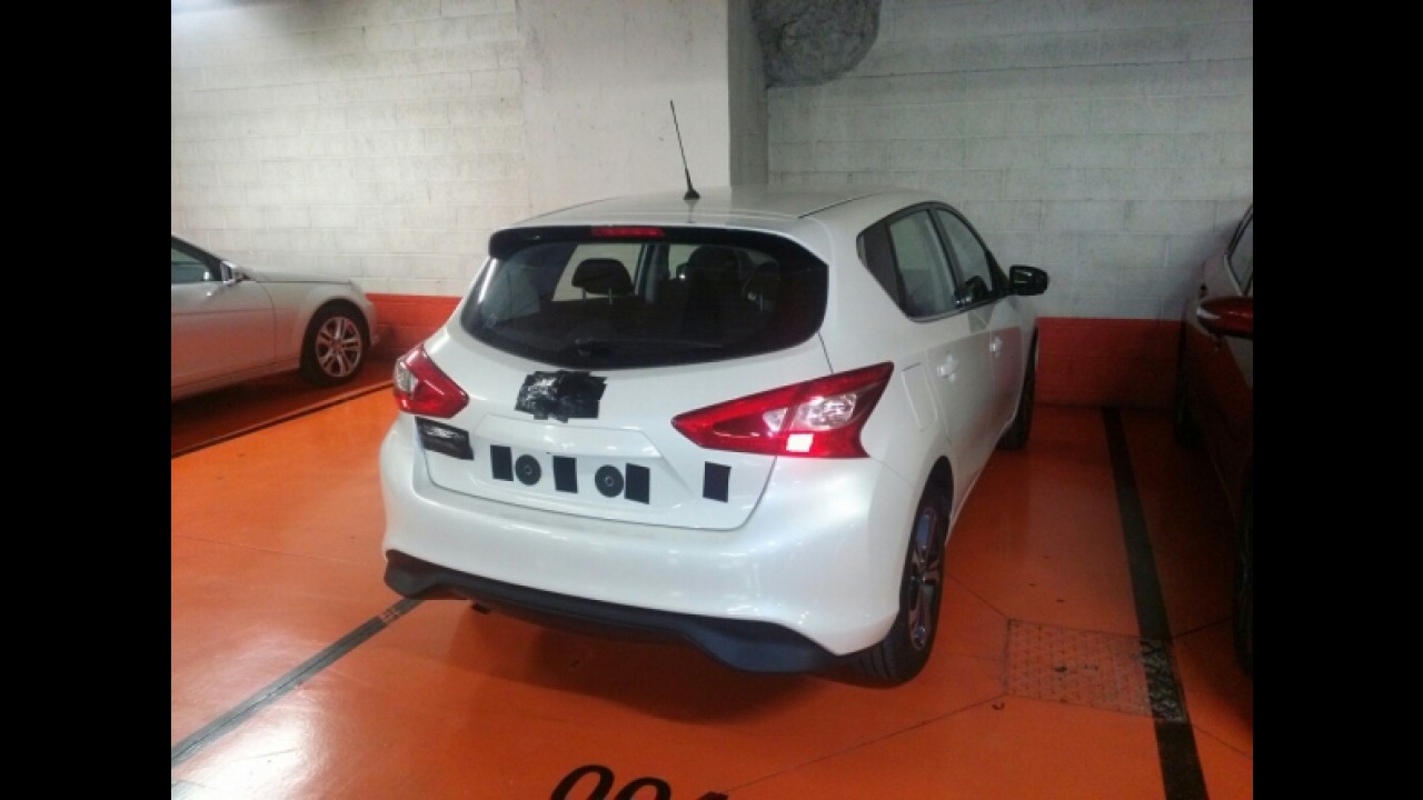 Versão de produção do Nissan Pulsar é flagrada em estacionamento
