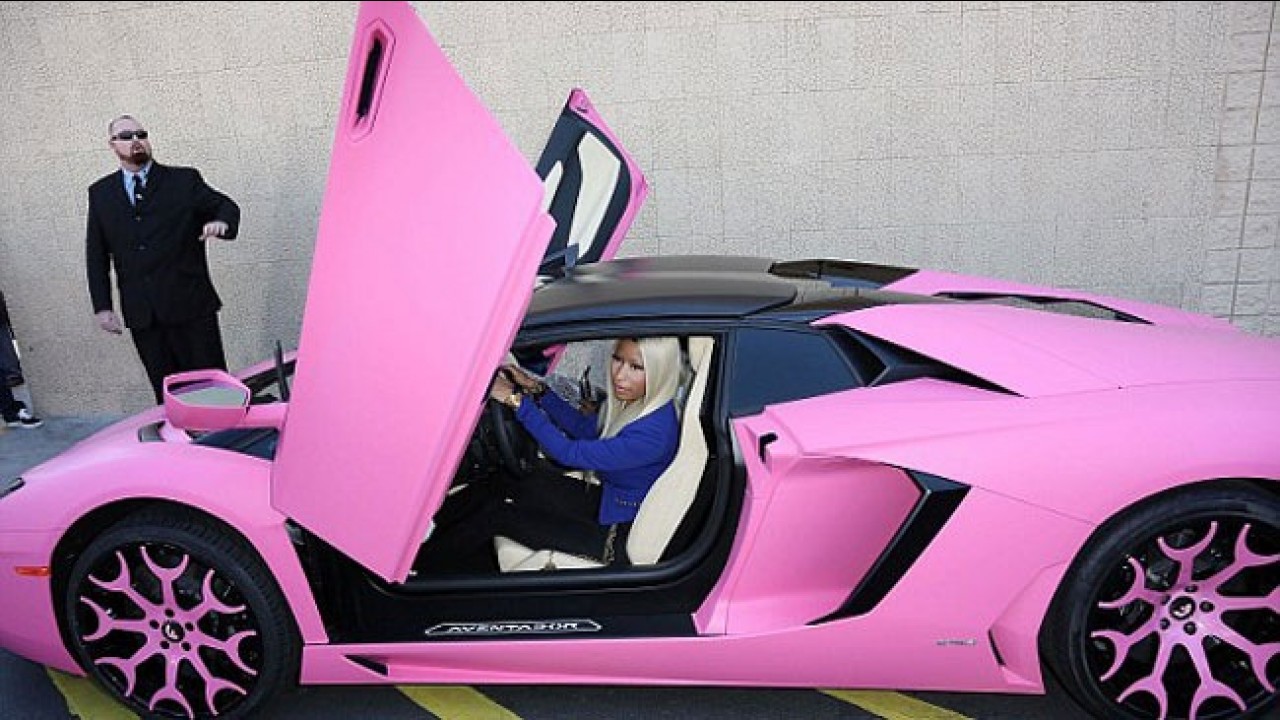 Estragou? Nicki Minaj mostra seu Lamborghini Aventador Pink