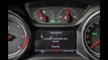 Opel Astra, il test dei fari intelligenti