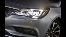Opel Astra, il test dei fari intelligenti