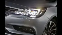Opel Astra, il test dei fari intelligenti