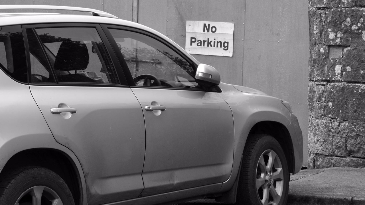 Il est désormais interdit de se garer devant son propre garage