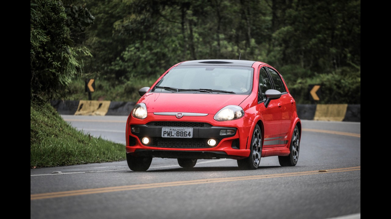 Teste CARPLACE: Sandero RS e Punto T-Jet fazem o pega do momento!