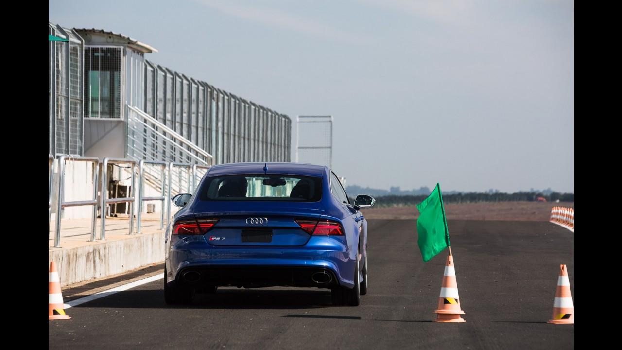Volta Rápida: Audi RS7 Sportback 2015 equilibra estupidez e conforto