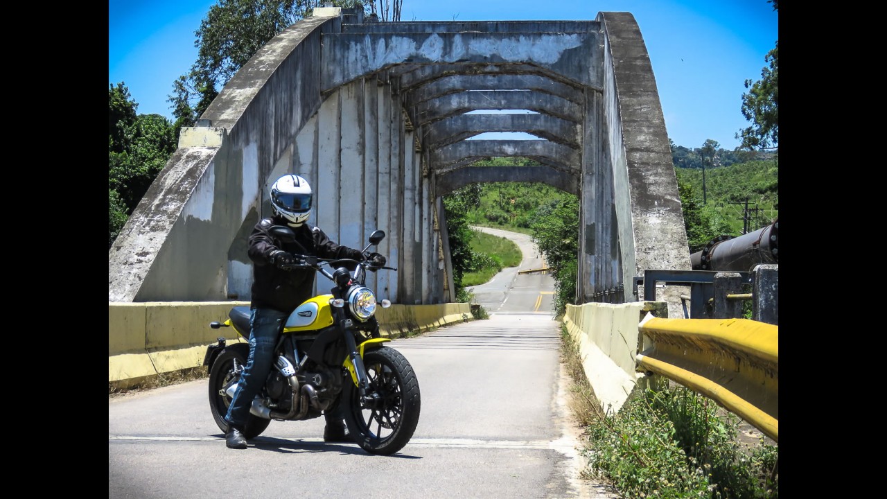 Teste: Ducati Scrambler é o MINI Cooper das motos - no estilo e na diversão!