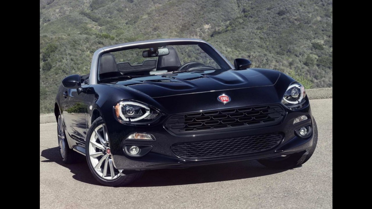 Fiat cancela comercial do 124 Spider com Charlie Sheen após ator confirmar HIV