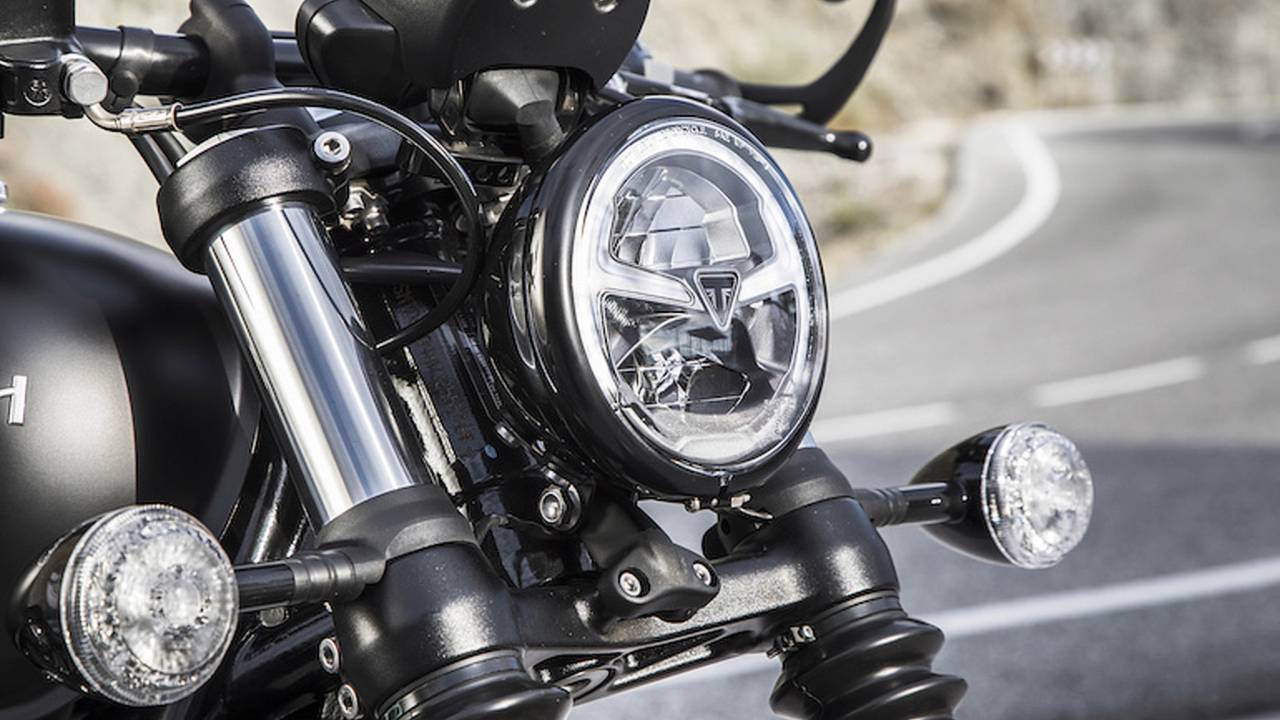 2018 Triumph Bonneville Bobber Black - First Ride