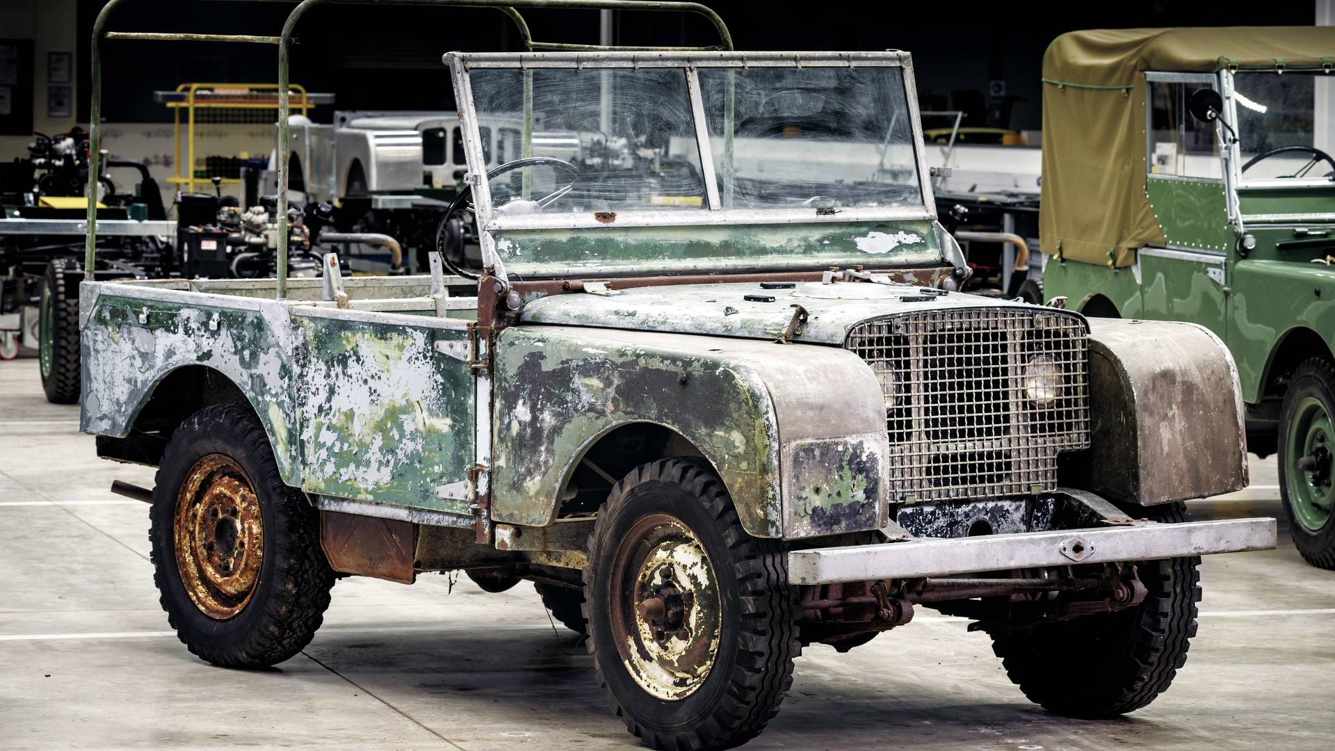 https://cdn.motor1.com/images/mgl/OReLR/s1/land-rover-prototype.jpg