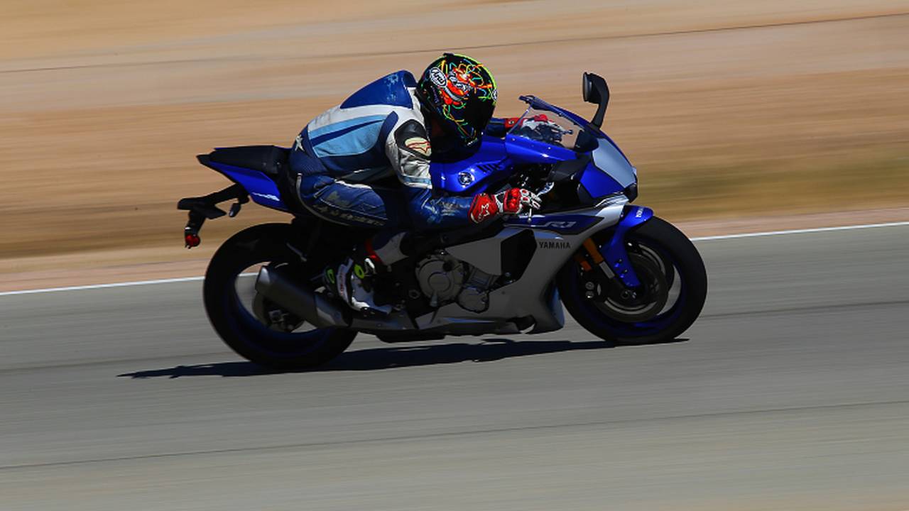 Superbike of the Year: Yamaha YZF-R1 vs Aprilia RSV4