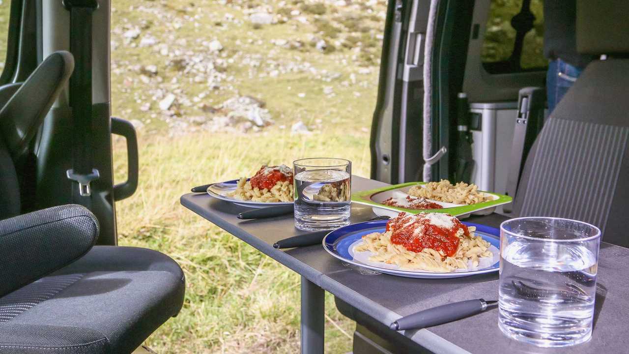 Ford Nugget Plus (2020) im Test: Der Klapptisch lässt sich auf die doppelte Breite erweitern