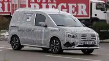Mercedes-Benz T-Class nuova foto spia (anteriore tre quarti)