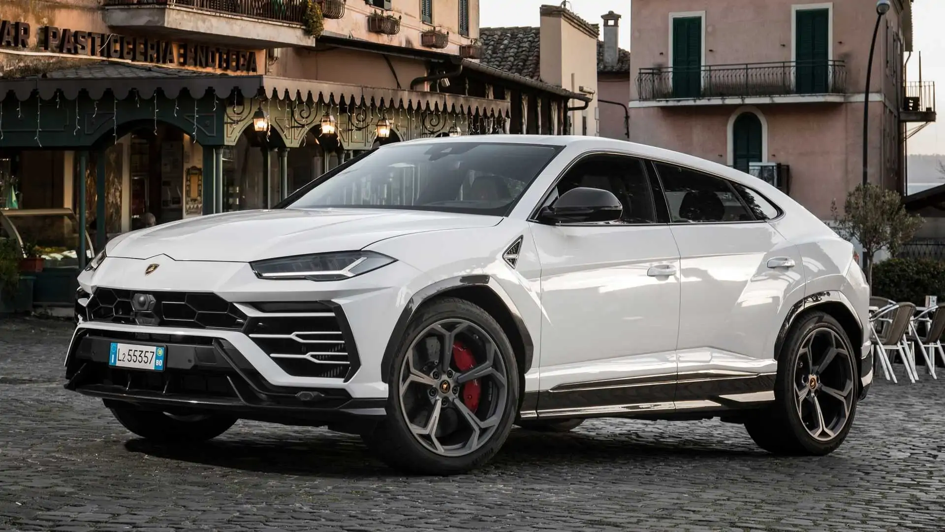lamborghini-urus.webp