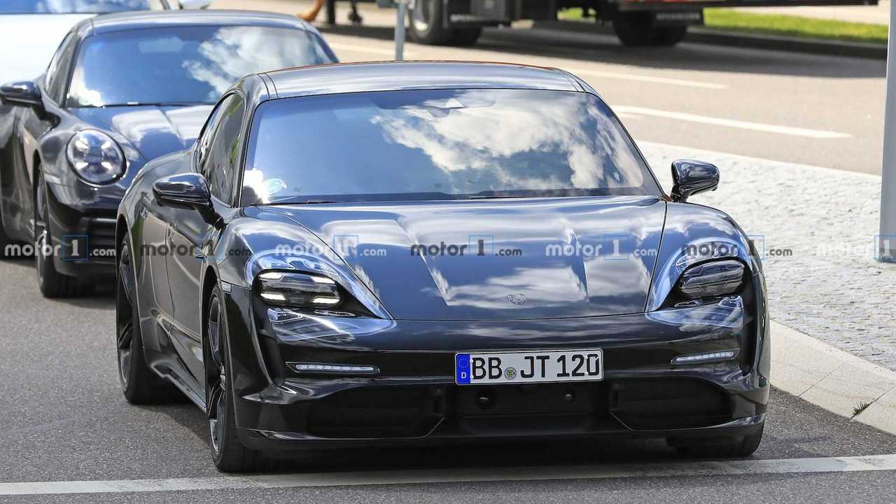 Ultime foto spia di Porsche Taycan