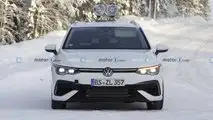 VW Golf R Variant (2021) fast ungetarnt erwischt