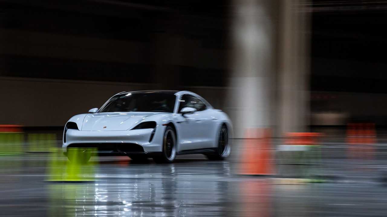 Porsche Taycan Turbo S récord velocidad indoor