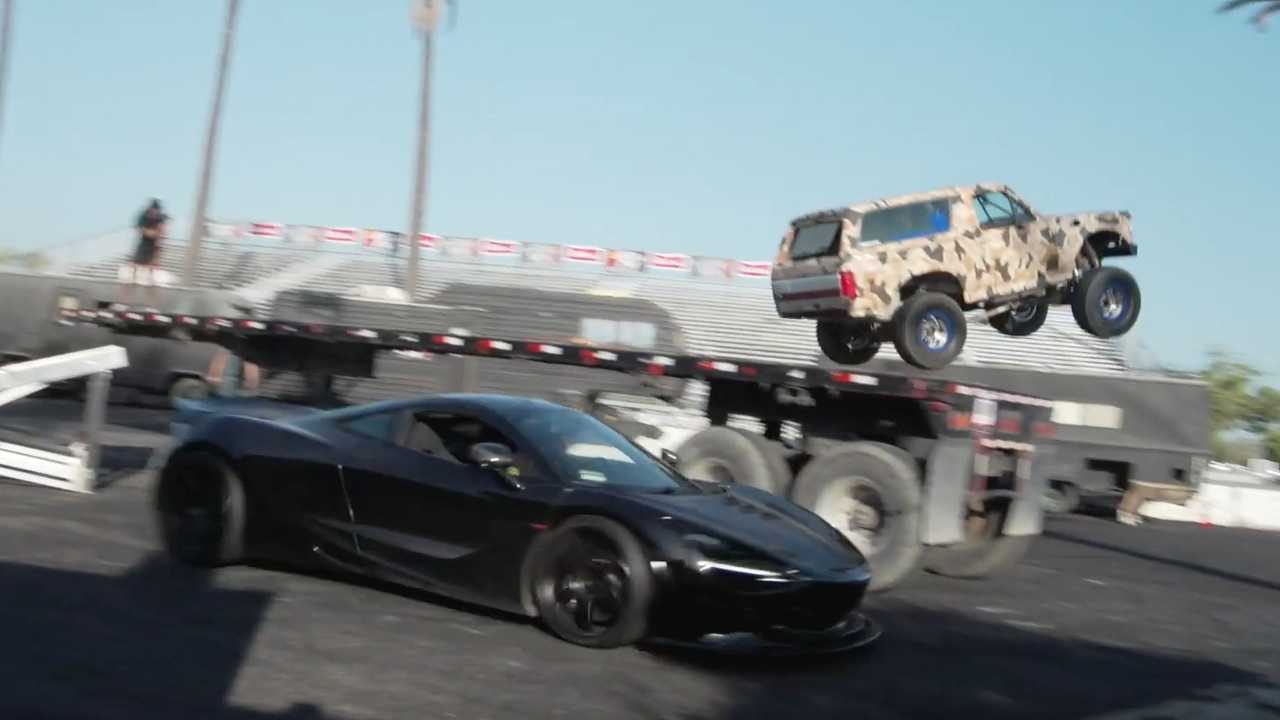 Ford Bronco с мотором от Escalade прыгает через 1000-сильный McLaren 720S