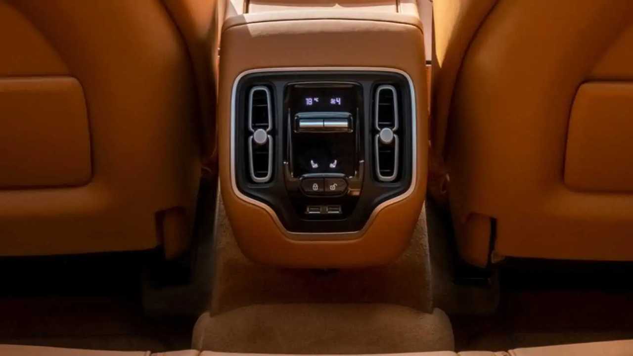 Aston Martin DBX (belső)