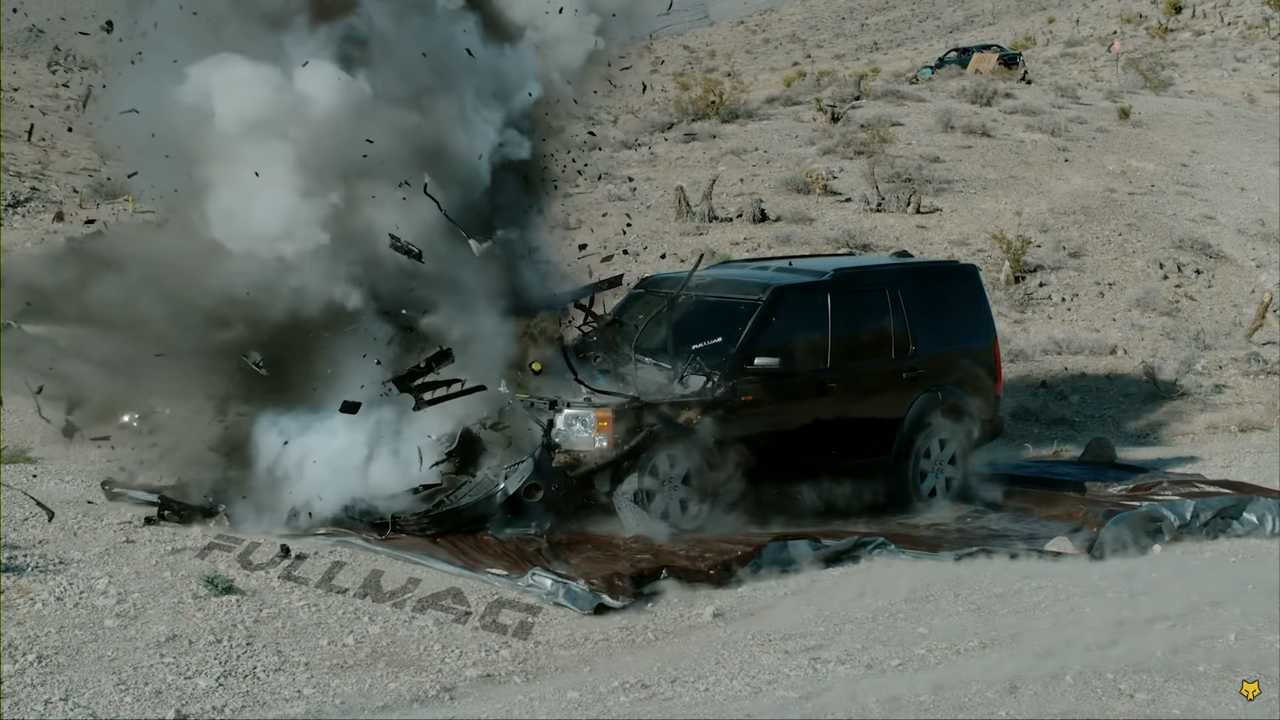 Land Rover Discovery 3 destroyed by tank projectile
