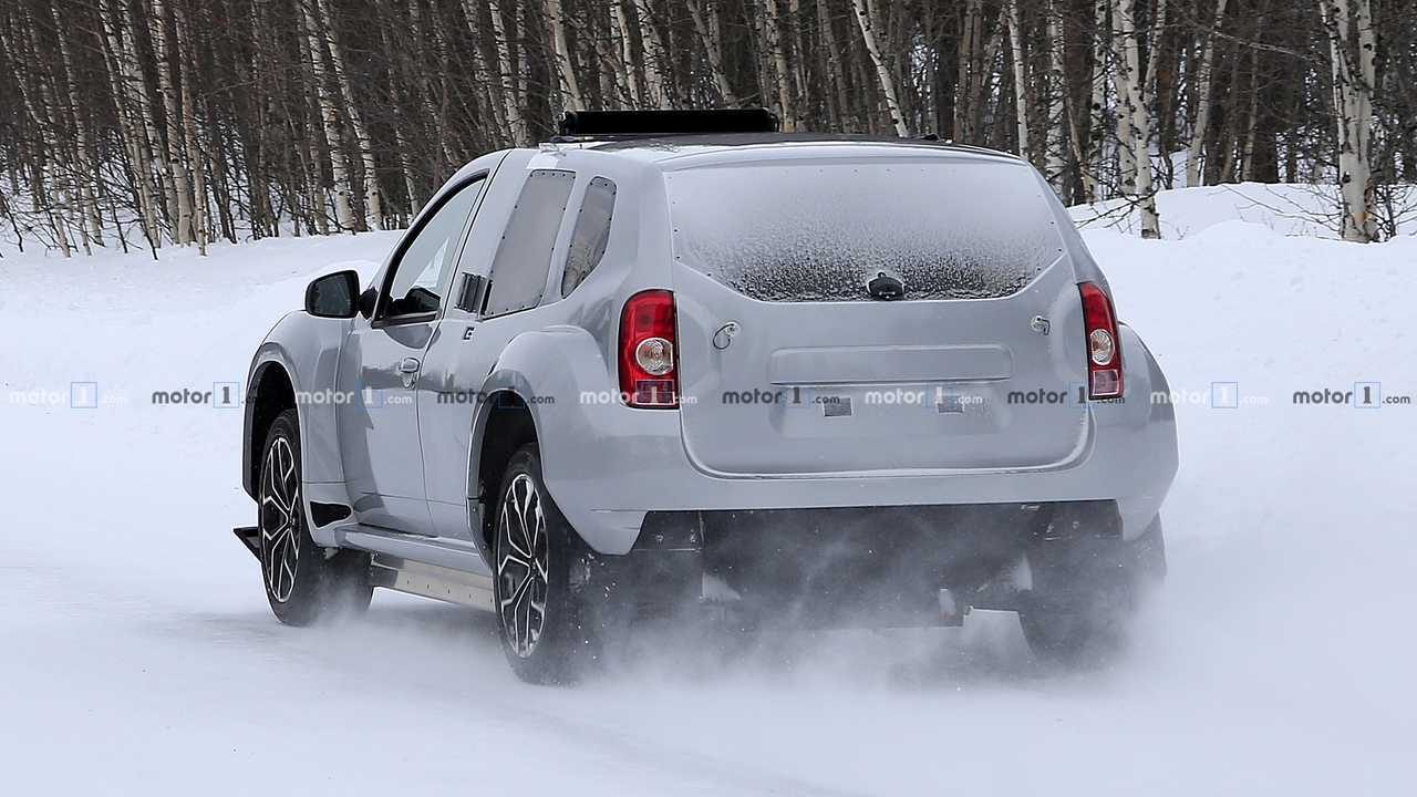 Dacia Duster EV mule spy photo