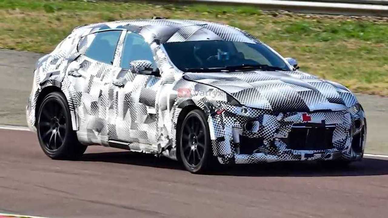 Ferrari Purosangue SUV'sine ait kamuflajlı bir prototip