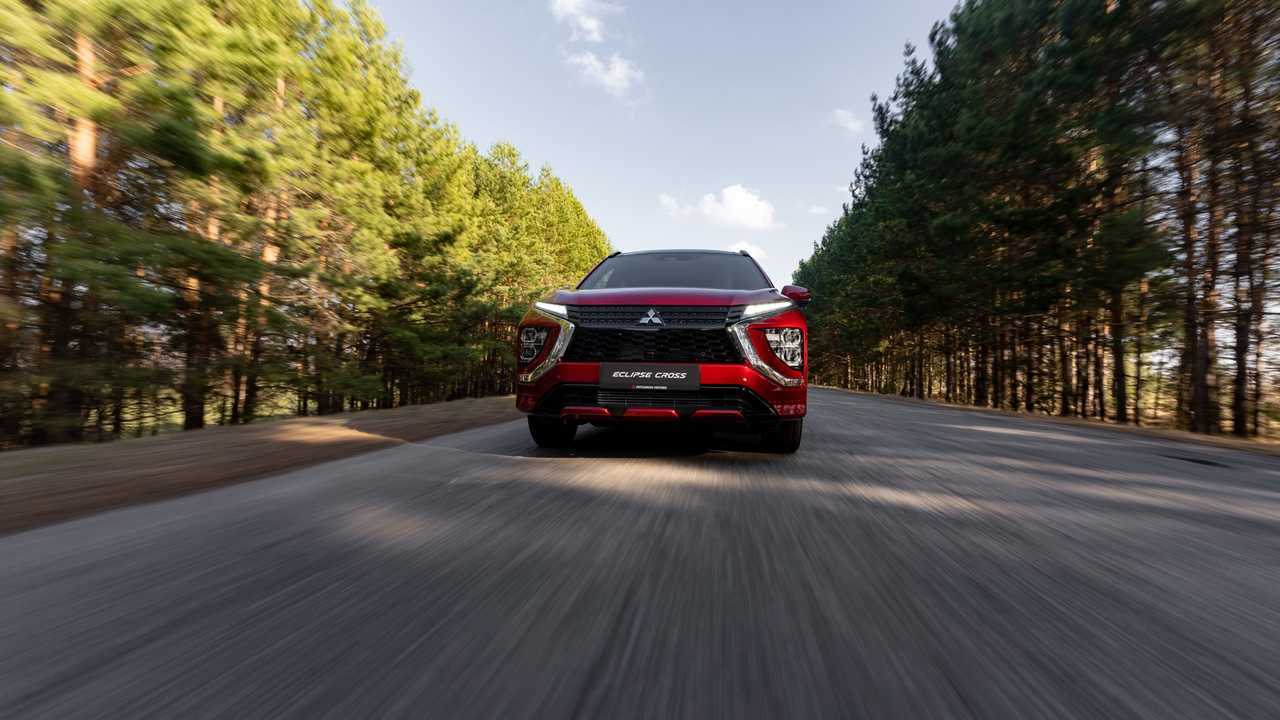 Обновленный Mitsubishi Eclipse Cross в движении