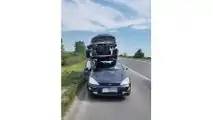 Ford Focus mit Peugeot 206 CC auf seinem Dach