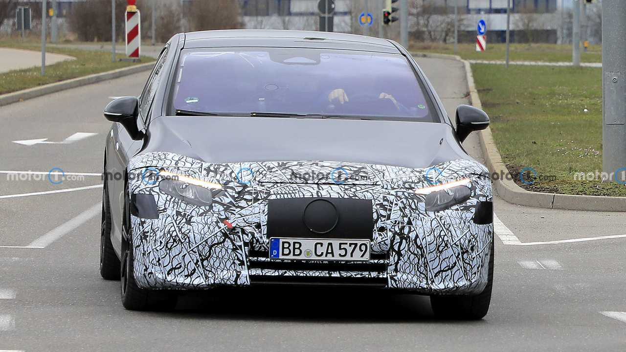 Mercedes EQS, le nuove foto spia dell'ammiraglia elettrica