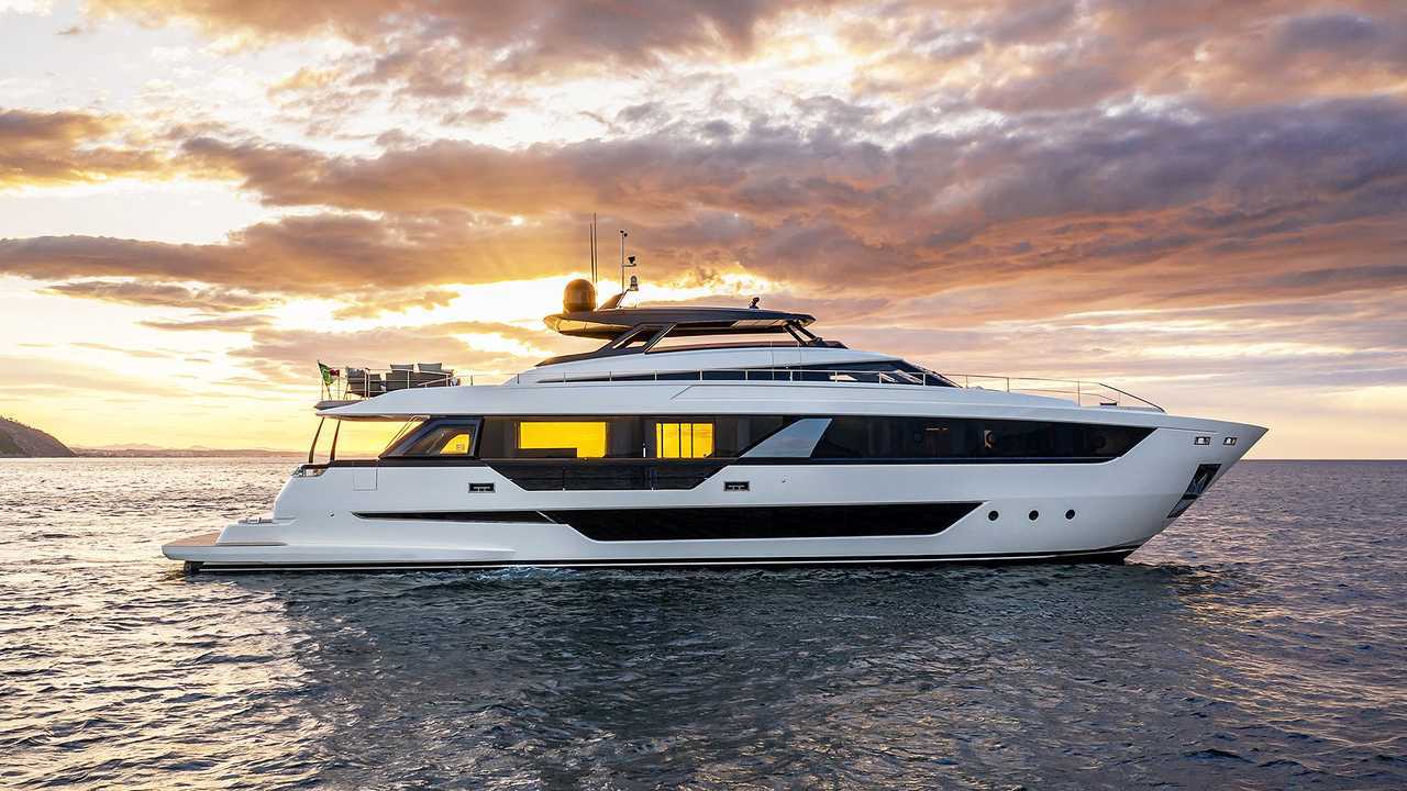 Range Rover vs Ferretti Yachts 1000