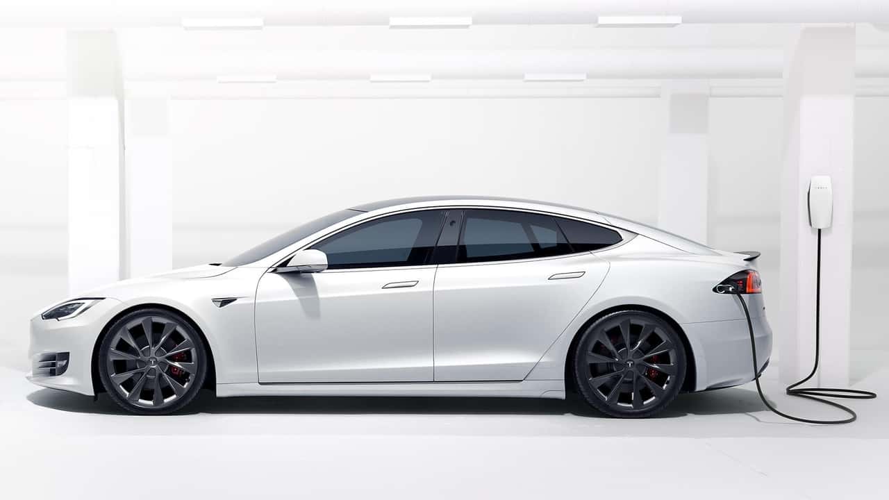 Una Tesla Model S Plaid in ricarica presso un Wall Connector