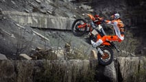 590300_MY25_KTM_300_EXC_XC-W_HARDENDURO_01_ACTION_EXC HARDENDURO