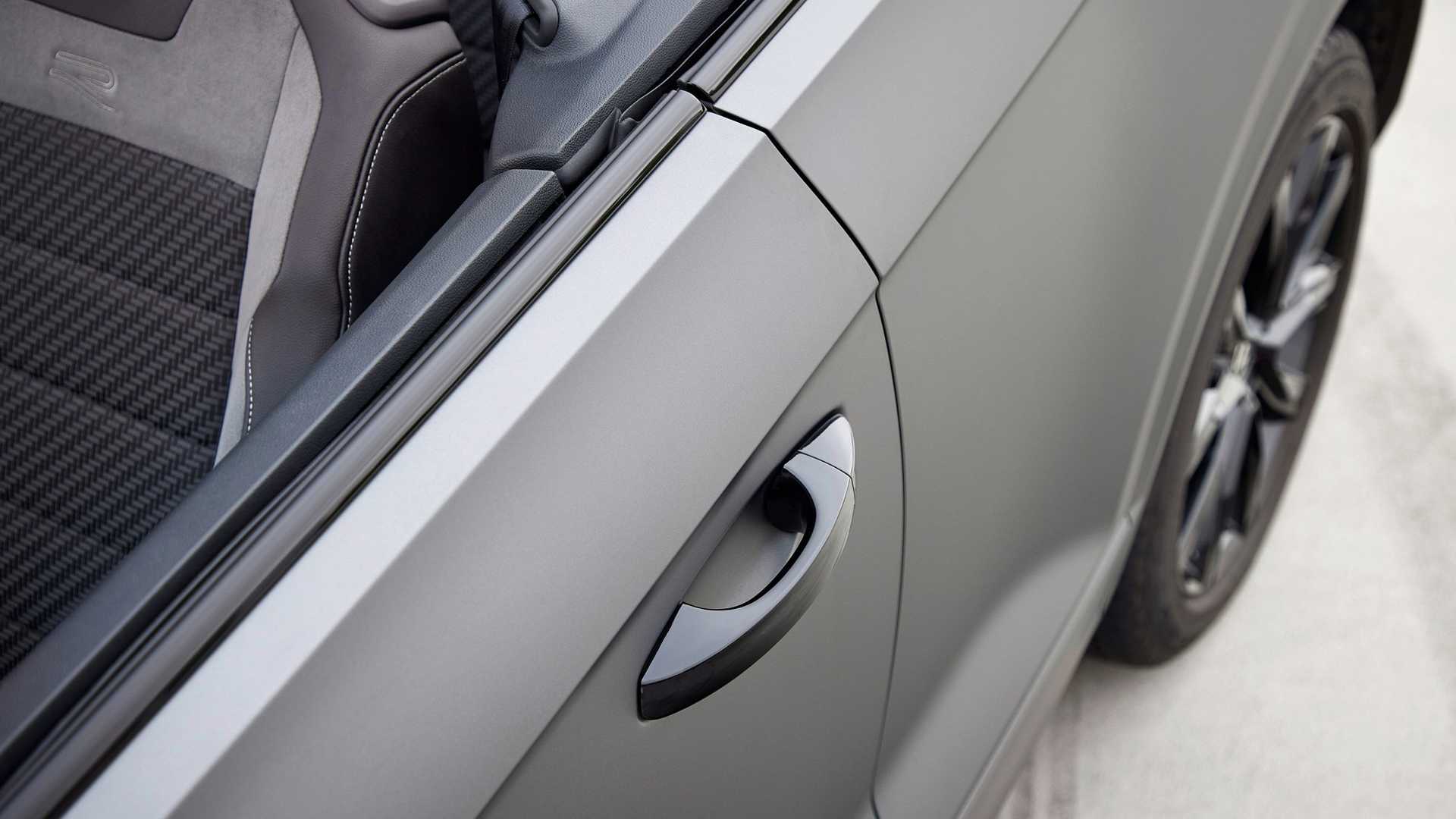 https://cdn.motor1.com/images/mgl/Oo1BeM/s1/vw-t-roc-cabriolet-edition-grey-2022.jpg
