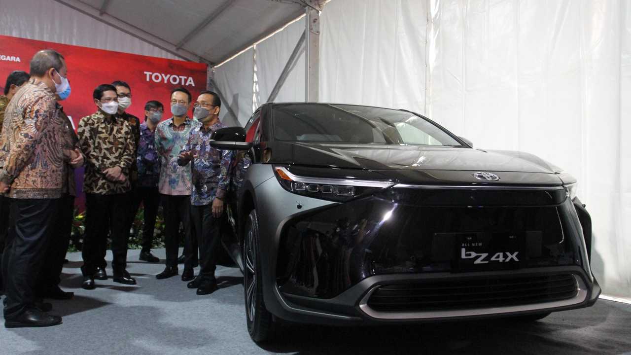 Serah Terima Mobil Listrik Toyota